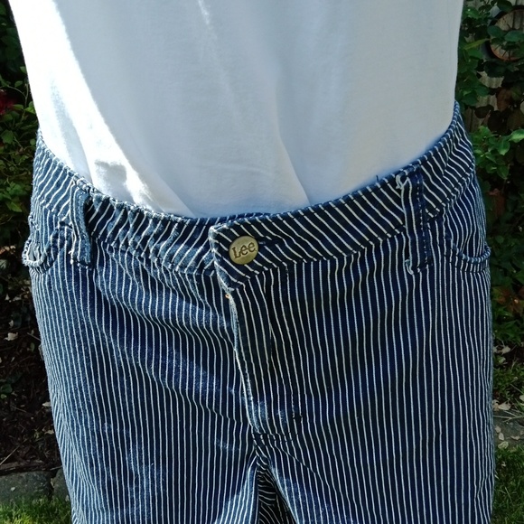 LEE LEG MID RISE BLUE STRIPED JEANS SHORTS LADIES SIZE 20 - Picture 2 of 10